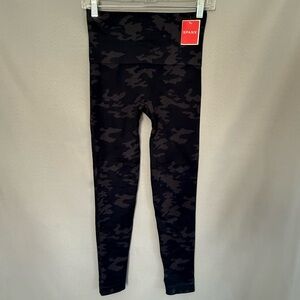 NWT Spanx Look At Me Now Seamless Leggings, in Black Camo